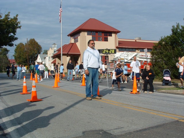 David J. Good Memorial Run 09-30-2006.
Steve Senn directs the runners to the proper finish lanes.