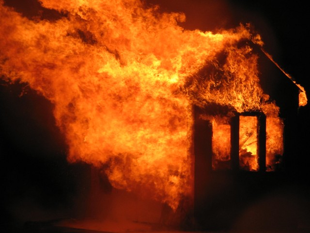 Fire Prevention & Open House 10-13-2005.
Burn Building is now fully involved in fire.